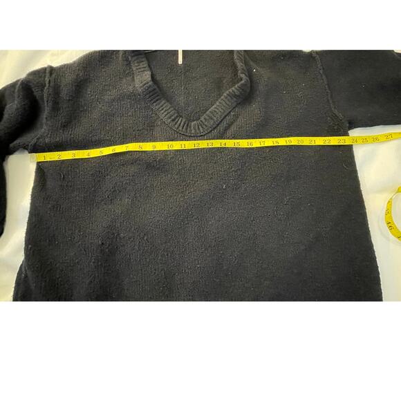 Free People V-Neck Sweater - Size M - Thick & Cozy‎ - Picture 4 of 8